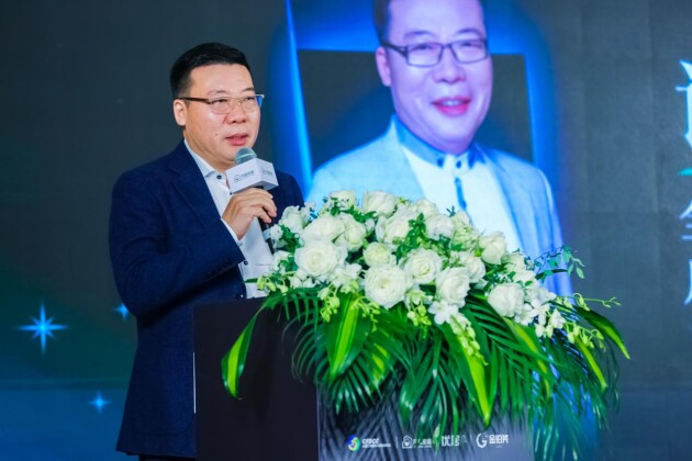 全國(guó)工商聯(lián)家具裝飾業(yè)商會(huì)副會(huì)長(zhǎng)、月星家居新零售連鎖集團(tuán)總裁許驚鴻