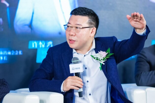 全國(guó)工商聯(lián)家具裝飾業(yè)商會(huì)副會(huì)長(zhǎng)、月星家居新零售連鎖集團(tuán)總裁許驚鴻