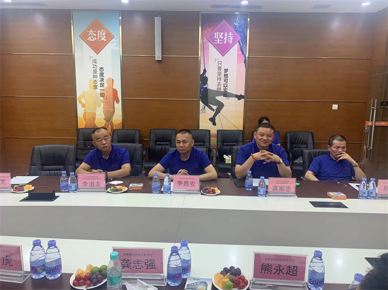 南昌市灣里管理局龔書記一行蒞臨富軒全屋門窗工匠館參觀指導