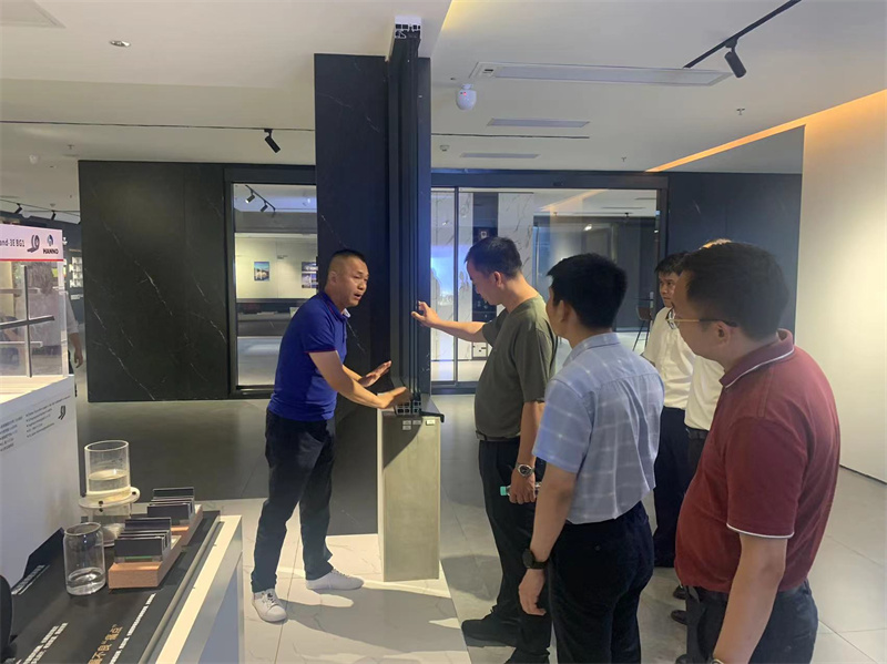 南昌市灣里管理局龔書記一行蒞臨富軒全屋門窗工匠館參觀指導