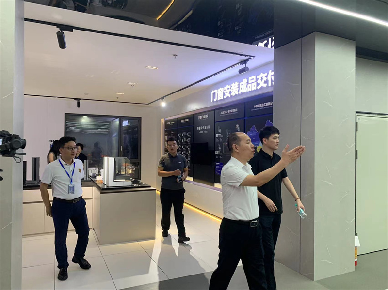 居然之家集團(tuán)門窗事業(yè)部蒞臨富軒全屋門窗總部，雙方展開深度交流！